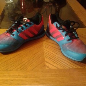 Woman's Adidas Tennis shoes